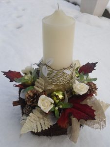 Winter candle arrangement with silk roses, pine cones and hessian ribbon